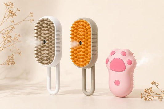 Los tres modelos del cepillo de bruma Brumi: blanco con asa, café con asa y pata rosa