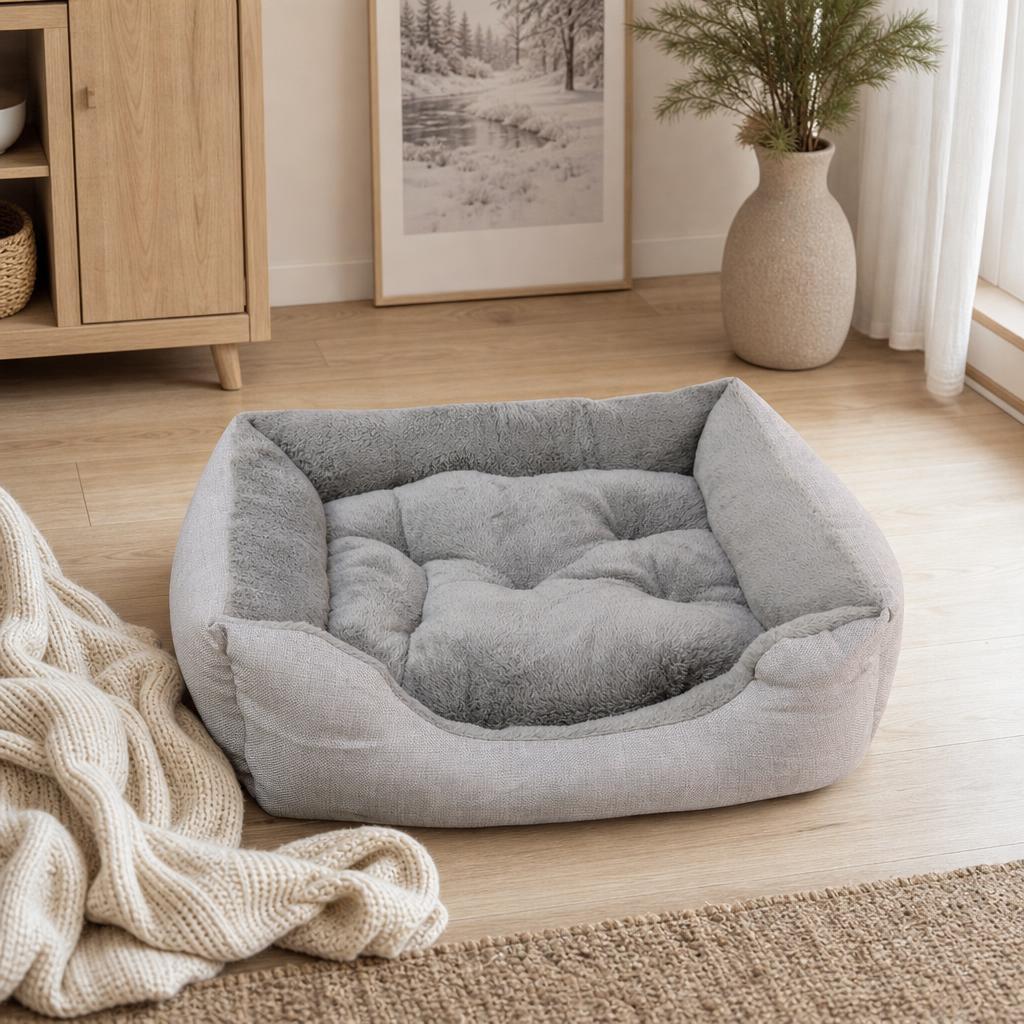 Cama Cloudy gris de felpa para perros y gatos en un salón acogedor